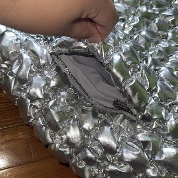 COS OVERSIZED QUILTED SILVER BAG - Picture 6 of 8